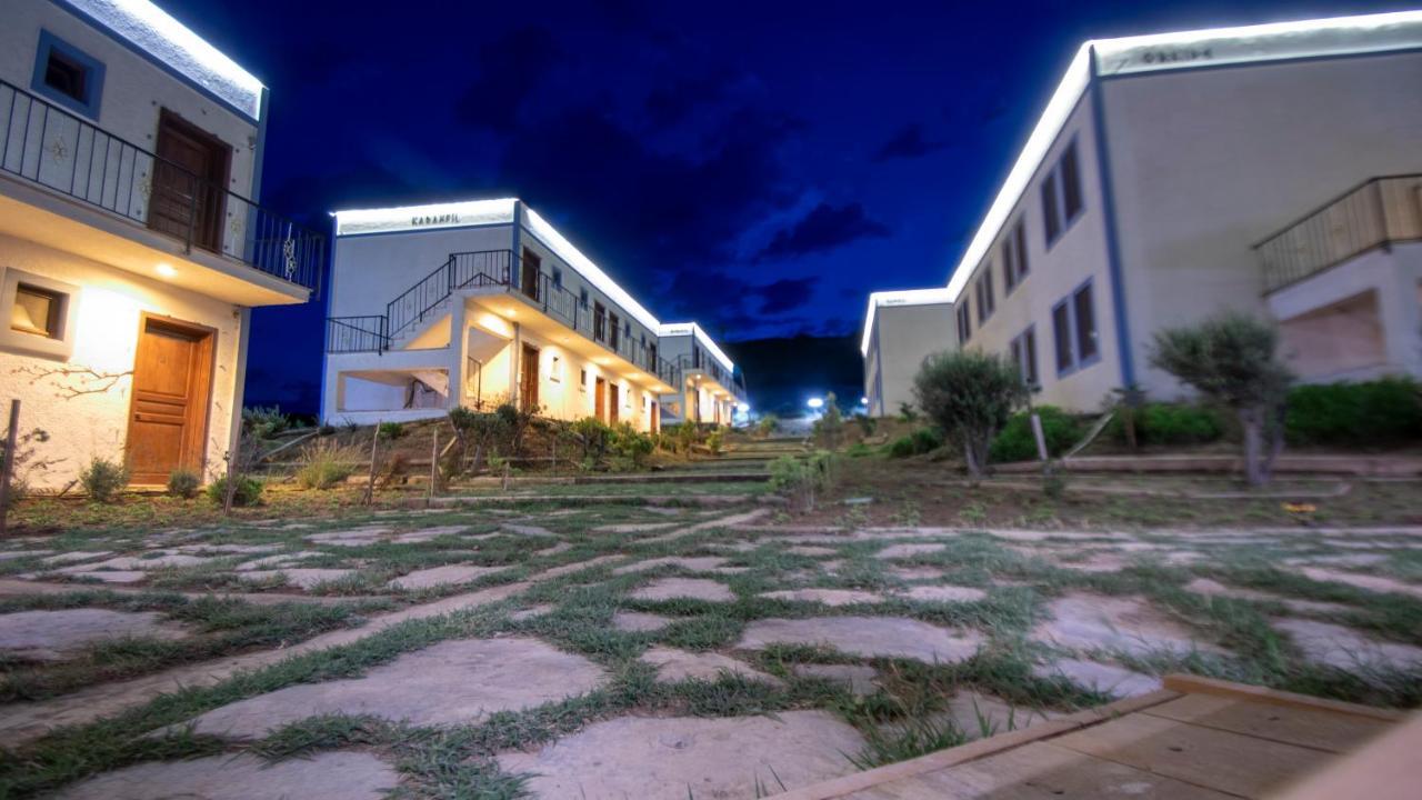 Sukha Inn Hotel & Beach 보즈자아다 외부 사진