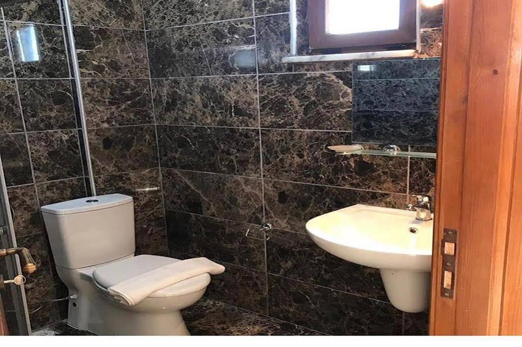 Sukha Inn Hotel & Beach 보즈자아다 외부 사진