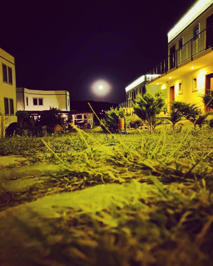 Sukha Inn Hotel & Beach 보즈자아다 외부 사진